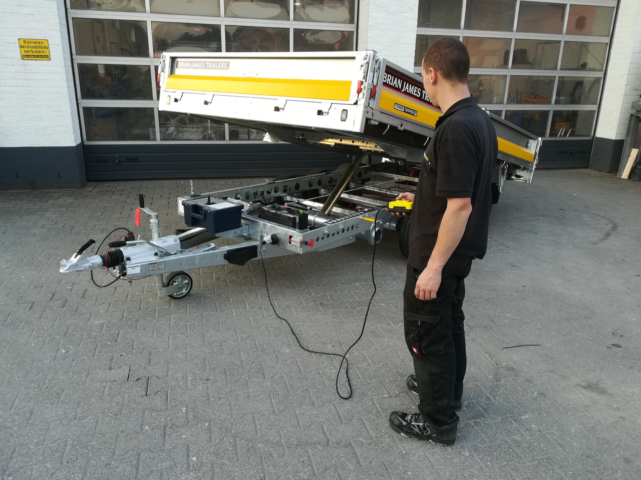 Brian James Trailer CarGO Tipper 2 elektrisch 360x195x30cm Stahlbordwände Pendel 12" Tridem 3,5t on - Remolque volquete: foto 5 Brian James Trailer CarGO Tipper 2 elektrisch 360x195x30cm Stahlbordwände Pendel 12" Tridem 3,5t on - Remolque volquete: foto 5