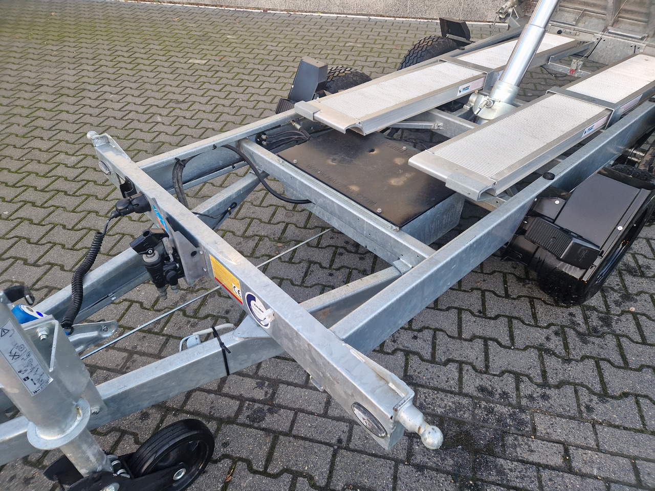 COBALT+ 335x180x40cm black +40cm hohe Aluwände Elektro Rampen Stützen Parabelfederung 3500kg - Remolque volquete: foto 3 COBALT+ 335x180x40cm black +40cm hohe Aluwände Elektro Rampen Stützen Parabelfederung 3500kg - Remolque volquete: foto 3