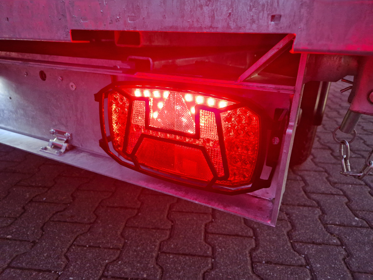 COBALT+ 335x180x40cm black +40cm hohe Aluwände Elektro Rampen Stützen Parabelfederung 3500kg - Remolque volquete: foto 4 COBALT+ 335x180x40cm black +40cm hohe Aluwände Elektro Rampen Stützen Parabelfederung 3500kg - Remolque volquete: foto 4