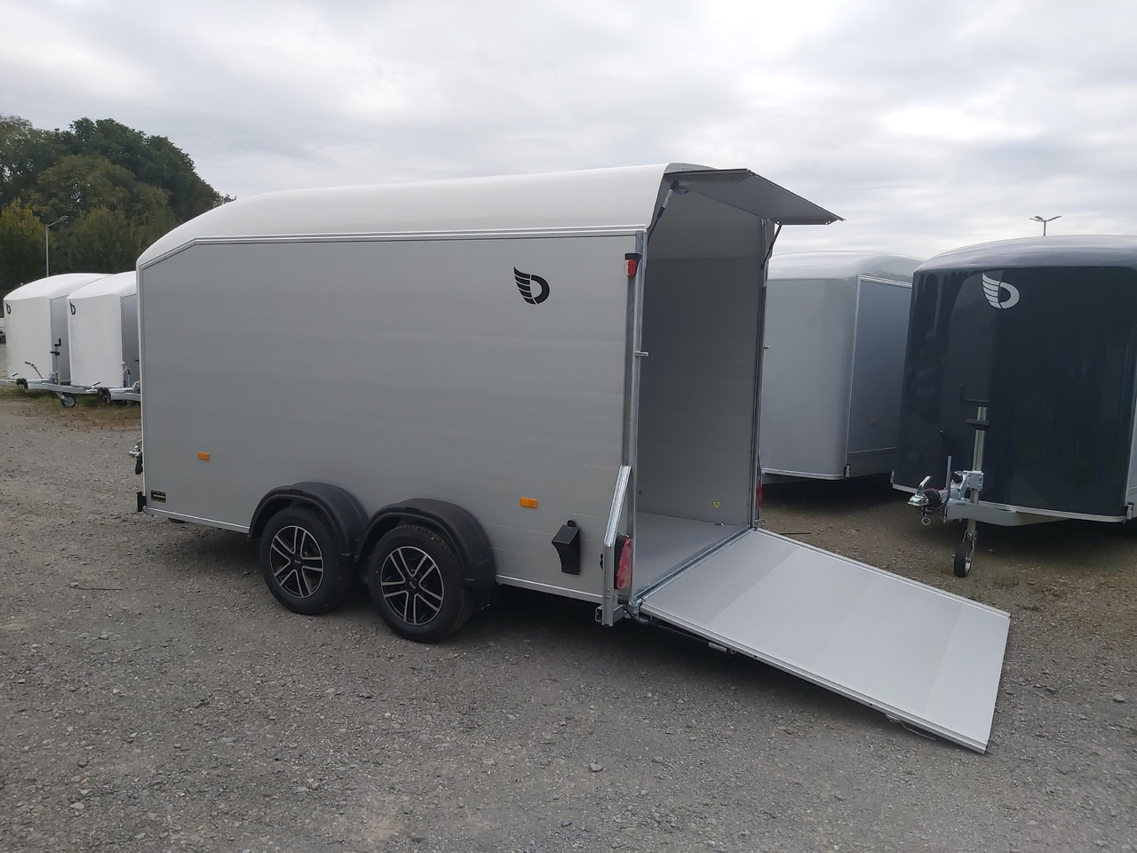 Cargo Roadster 700 plus 375x180x200cm Alu Poly weiß Alufelgen darkline 100km/H Pullman 2600kg - Remolque caja cerrada: foto 2 Cargo Roadster 700 plus 375x180x200cm Alu Poly weiß Alufelgen darkline 100km/H Pullman 2600kg - Remolque caja cerrada: foto 2