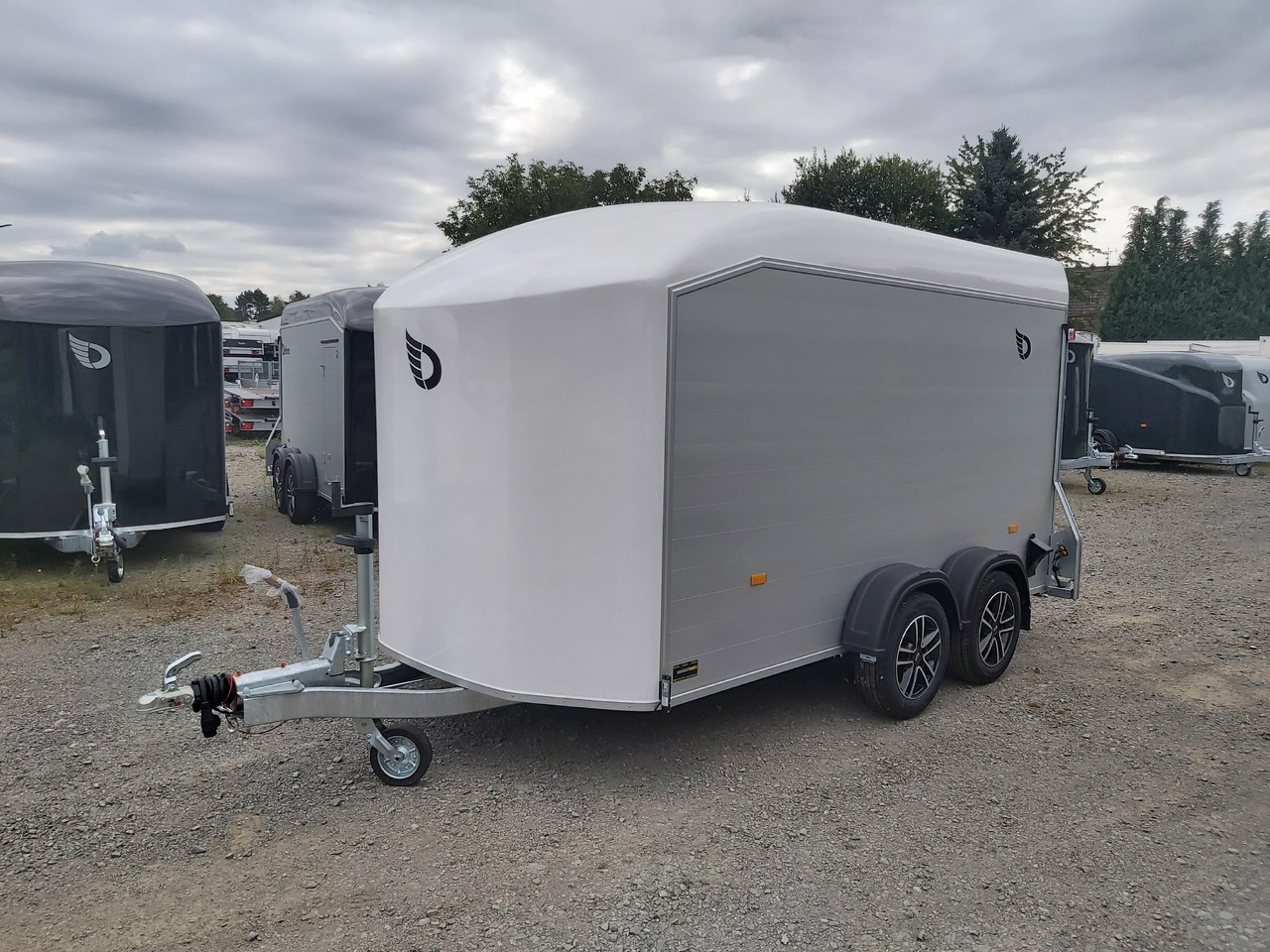 Cargo Roadster 700 plus 375x180x200cm Alu Poly weiß Alufelgen darkline 100km/H Pullman 2600kg - Remolque caja cerrada: foto 1 Cargo Roadster 700 plus 375x180x200cm Alu Poly weiß Alufelgen darkline 100km/H Pullman 2600kg - Remolque caja cerrada: foto 1