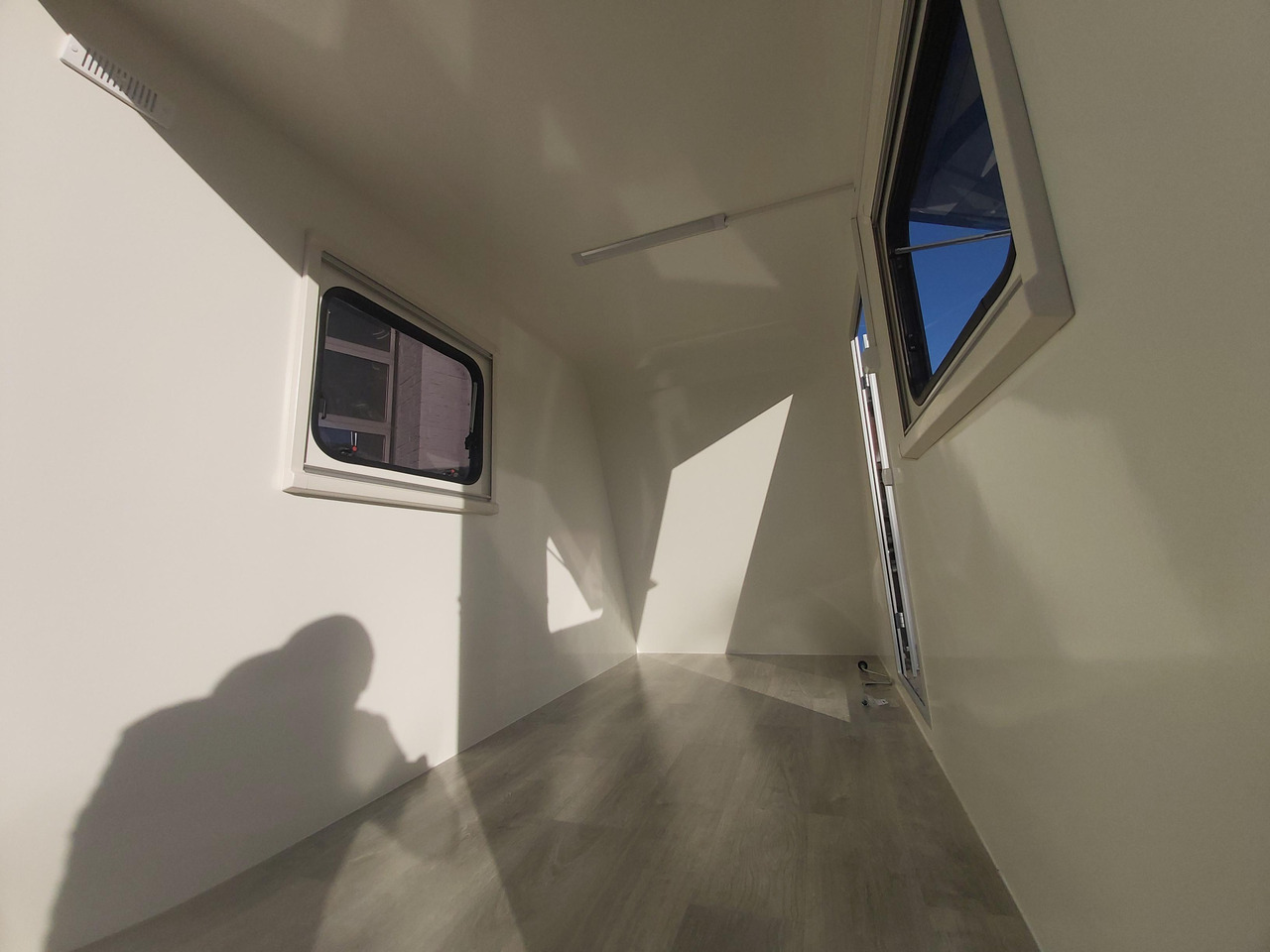 Caravana Kargo Camp TFS S Midi+ 320x150x180cm aero Seitentür Rampe Fenster+ 230V 12V 750kg Bremse 100km/H: foto 8