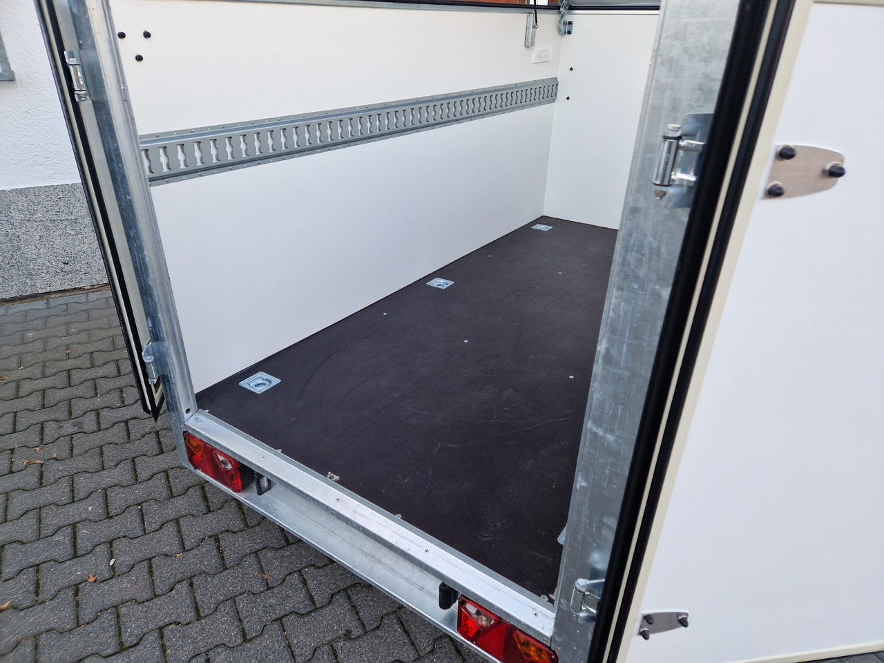 Kargo Deckel TFDL 250.00 U 245x130x140cm Hecktüren Stützen (S) 100km/H 750kg - Remolque de coche: foto 5 Kargo Deckel TFDL 250.00 U 245x130x140cm Hecktüren Stützen (S) 100km/H 750kg - Remolque de coche: foto 5