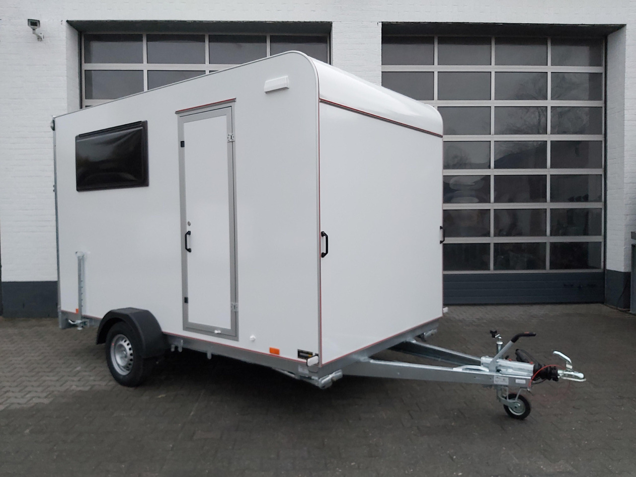 Koffer Sport Camp TFS 360.01 360x200x210cm aero Seitentür Heckrampe Fenster Bett (L) 100kmH 1300kg - Caravana: foto 1 Koffer Sport Camp TFS 360.01 360x200x210cm aero Seitentür Heckrampe Fenster Bett (L) 100kmH 1300kg - Caravana: foto 1
