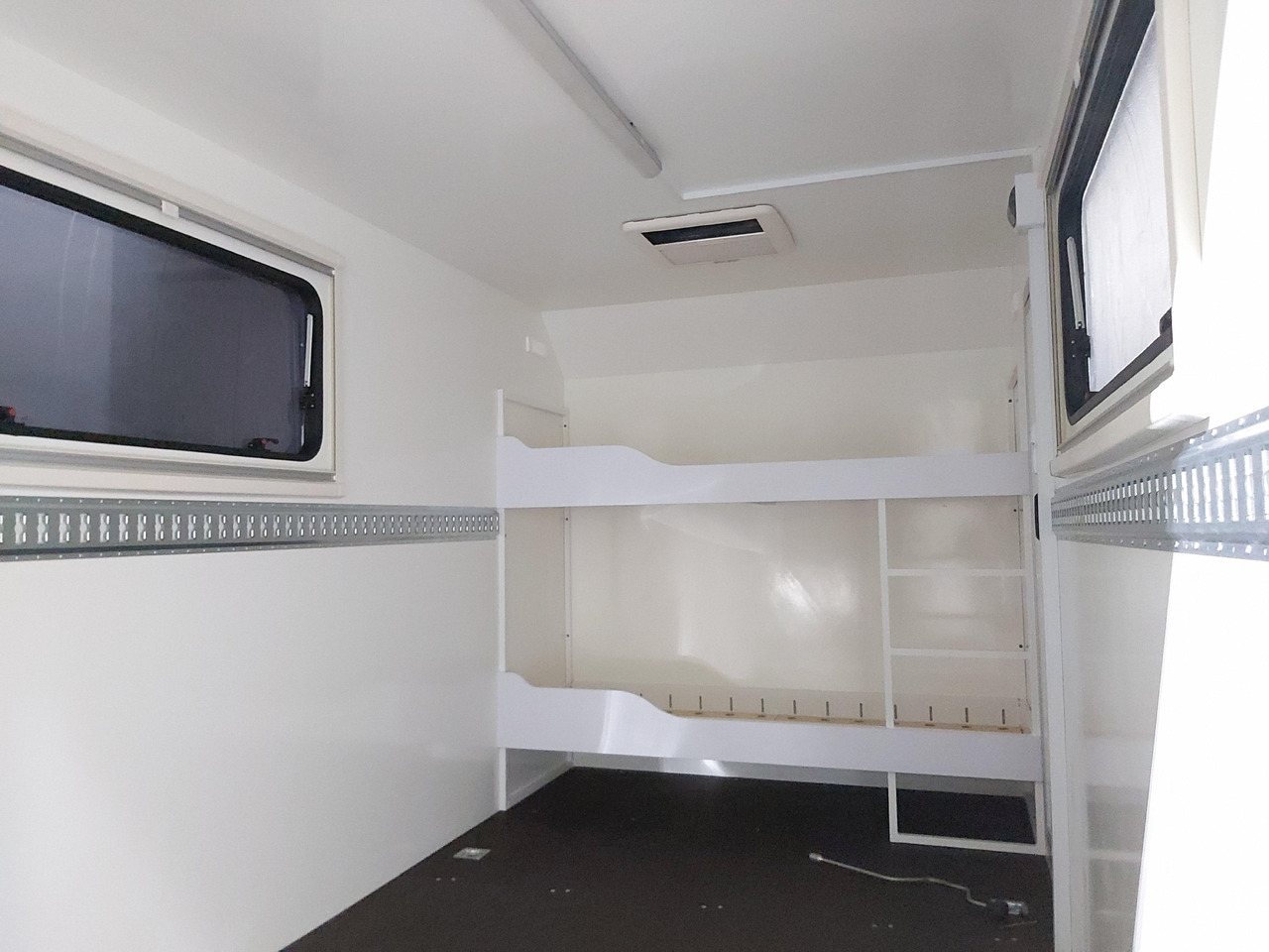 Koffer Sport Camp TFS 360.01 360x200x210cm aero Seitentür Heckrampe Fenster Bett (L) 100kmH 1300kg - Caravana: foto 3 Koffer Sport Camp TFS 360.01 360x200x210cm aero Seitentür Heckrampe Fenster Bett (L) 100kmH 1300kg - Caravana: foto 3