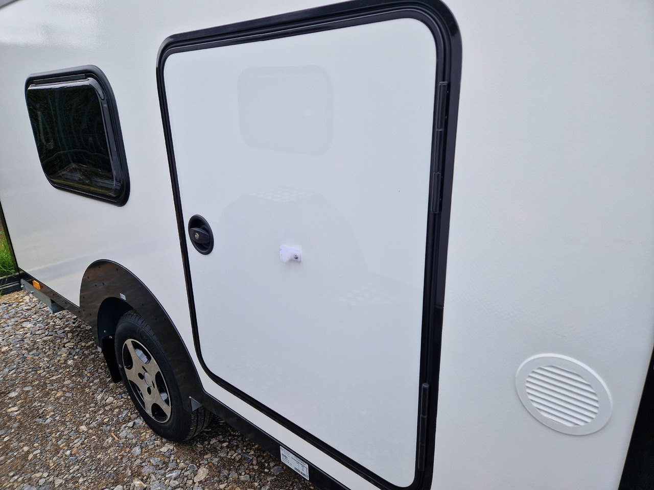 Mini Caravan Cargo Base Camp M+ wild 290cm Alufelgen 2 Fenster 100km/H 800kg - Caravana: foto 2 Mini Caravan Cargo Base Camp M+ wild 290cm Alufelgen 2 Fenster 100km/H 800kg - Caravana: foto 2