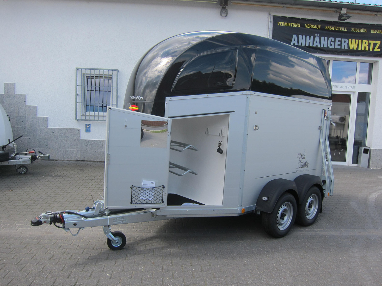Pferdeanhänger Böckmann Champion R 165 Western Sattelkammer blackline 2400kg CFF 100 km/H Modell 22 - Remolque para caballos: foto 2 Pferdeanhänger Böckmann Champion R 165 Western Sattelkammer blackline 2400kg CFF 100 km/H Modell 22 - Remolque para caballos: foto 2