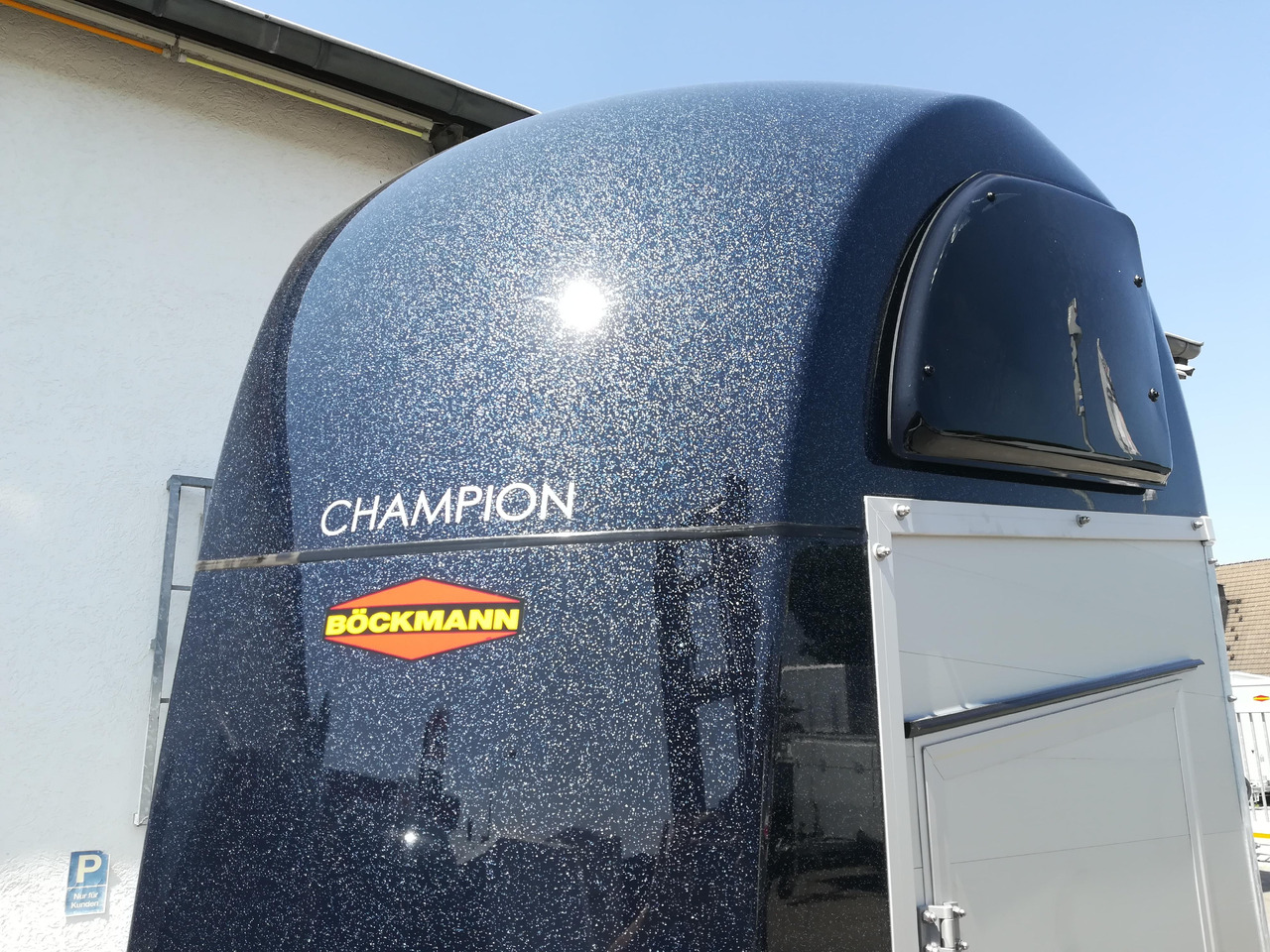 Pferdeanhänger Böckmann Champion R Sattelkammer blueline 2400kg CFF+ 100 km/h Modell 2024 - Remolque para caballos: foto 2 Pferdeanhänger Böckmann Champion R Sattelkammer blueline 2400kg CFF+ 100 km/h Modell 2024 - Remolque para caballos: foto 2