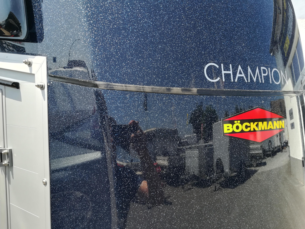 Pferdeanhänger Böckmann Champion R Sattelkammer blueline 2400kg CFF+ 100 km/h Modell 2024 - Remolque para caballos: foto 5 Pferdeanhänger Böckmann Champion R Sattelkammer blueline 2400kg CFF+ 100 km/h Modell 2024 - Remolque para caballos: foto 5