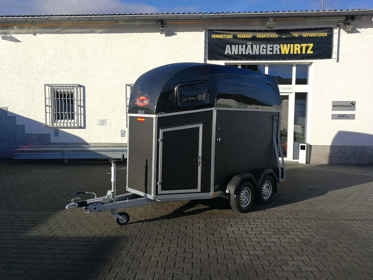 Pferdeanhänger Böckmann DUO Esprit silver black Sattelkammer Aluboden Trittschutz 2400kg 100 km/H - Remolque para caballos: foto 2 Pferdeanhänger Böckmann DUO Esprit silver black Sattelkammer Aluboden Trittschutz 2400kg 100 km/H - Remolque para caballos: foto 2