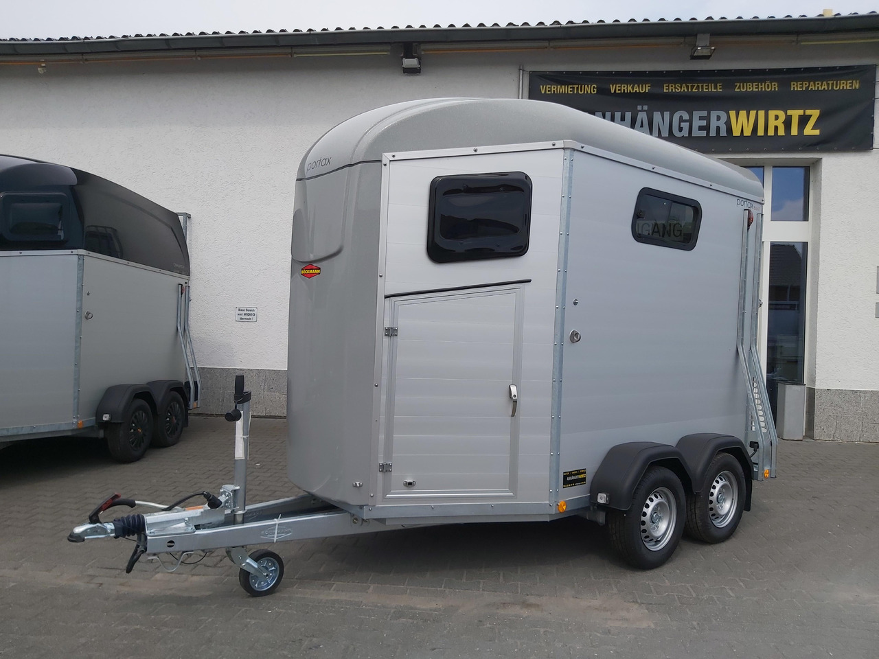 Pferdeanhänger Böckmann Portax Esprit silver&black silver SKASattelkammer Trittschutz 100km/H 2400kg - Remolque para caballos: foto 3 Pferdeanhänger Böckmann Portax Esprit silver&black silver SKASattelkammer Trittschutz 100km/H 2400kg - Remolque para caballos: foto 3