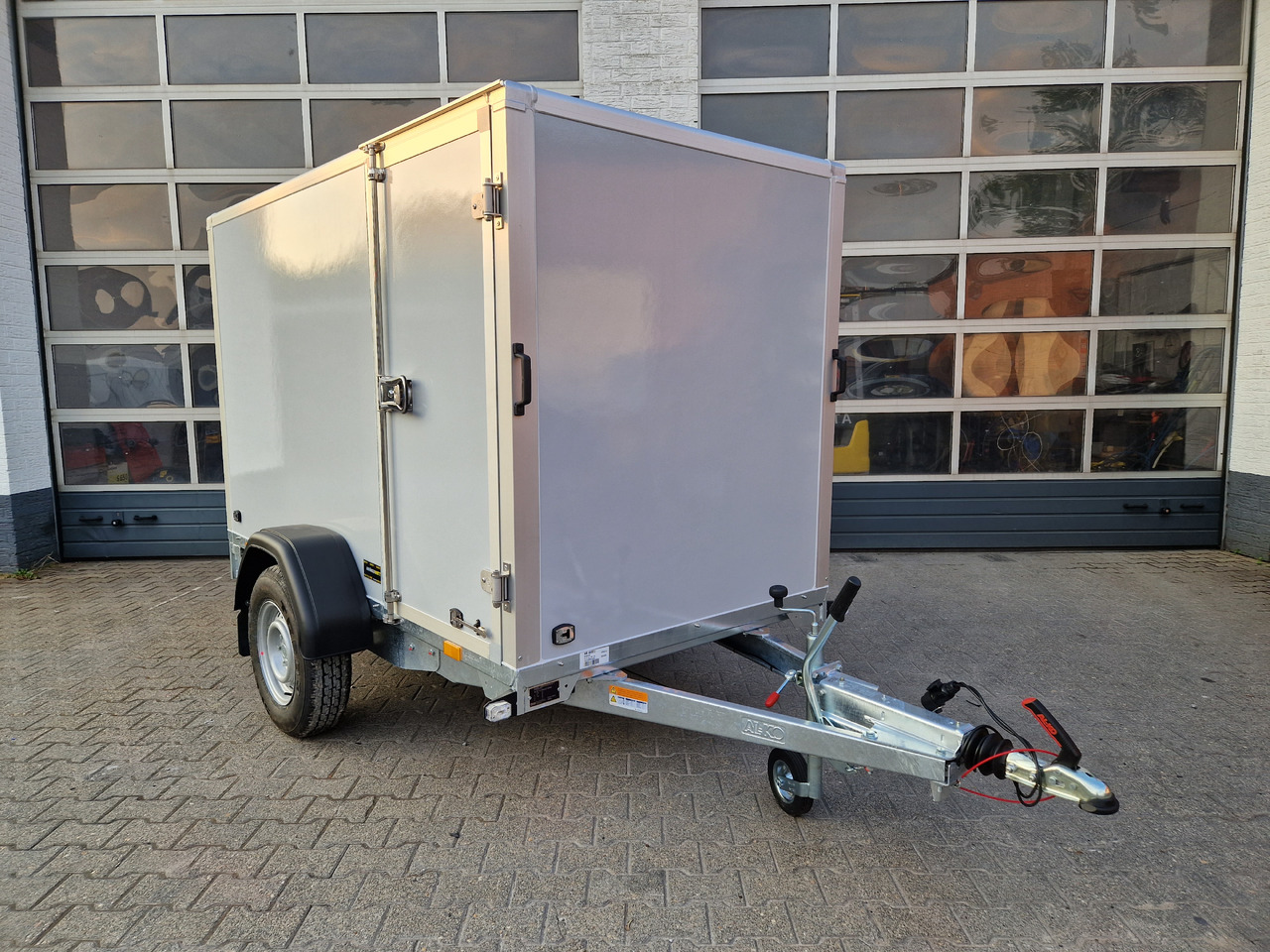 Saris Koffer GO 256 134 1350 1 GFK grau Seitentür (S) 1300kg Modell 2024 - Remolque caja cerrada: foto 4 Saris Koffer GO 256 134 1350 1 GFK grau Seitentür (S) 1300kg Modell 2024 - Remolque caja cerrada: foto 4