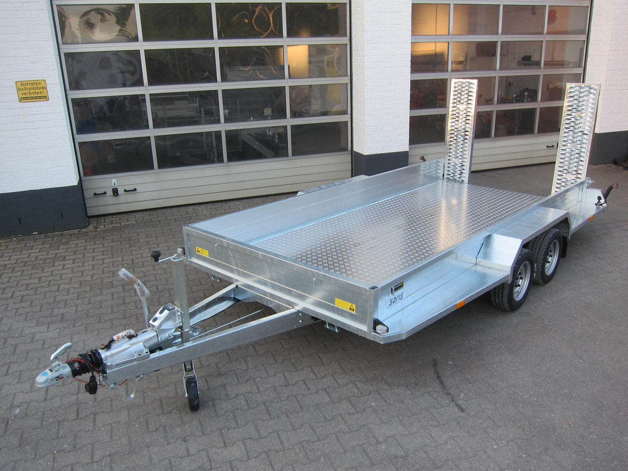 Saris Magnum MAXX 3500 406x182x30cm Rampen ForceOne Aluboden 3500kg Aktion - Remolque porta maquinaria: foto 1 Saris Magnum MAXX 3500 406x182x30cm Rampen ForceOne Aluboden 3500kg Aktion - Remolque porta maquinaria: foto 1