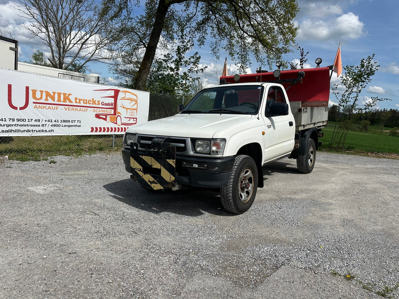 TOYOTA Hilux 4WD 4x4 Winterdienst Kipper - Volquete furgoneta: foto 1 TOYOTA Hilux 4WD 4x4 Winterdienst Kipper - Volquete furgoneta: foto 1