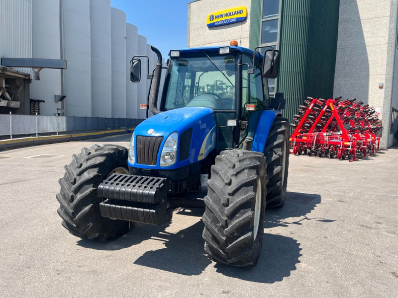 New Holland TL 100 A - Tractor: foto 1 New Holland TL 100 A - Tractor: foto 1