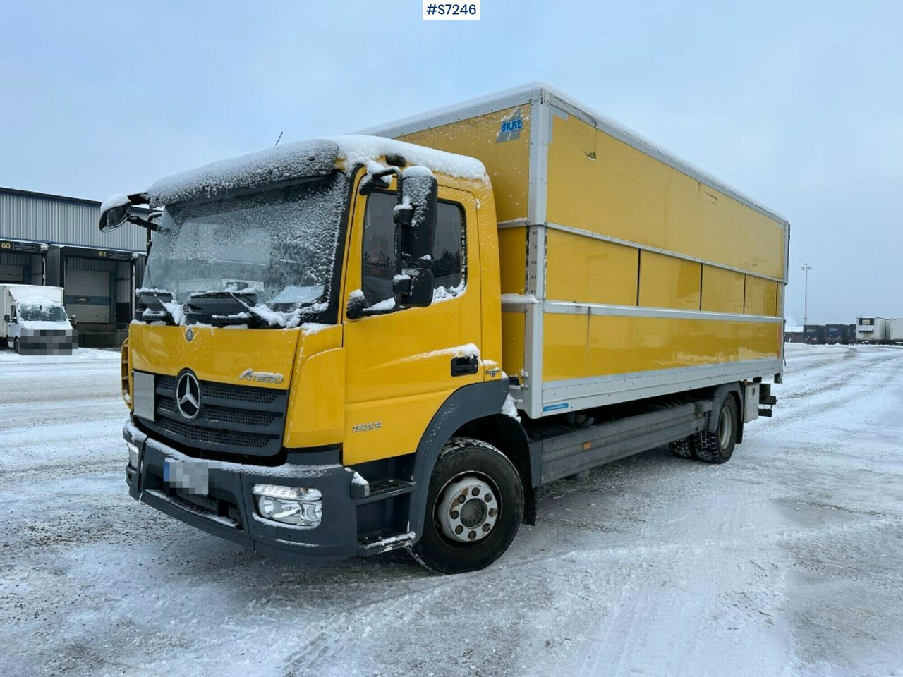 Box truck Mercedes Benz Atego 1523 with high and sinkable roof - Camión caja cerrada: foto 1 Box truck Mercedes Benz Atego 1523 with high and sinkable roof - Camión caja cerrada: foto 1