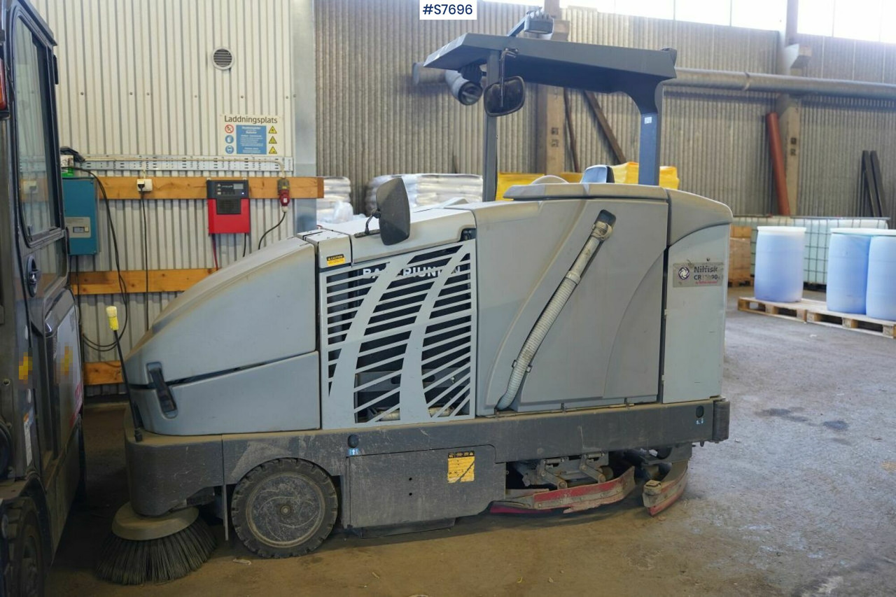Cleaning machine Nilfisk CR1200 rep.object - Barredora vial: foto 1 Cleaning machine Nilfisk CR1200 rep.object - Barredora vial: foto 1