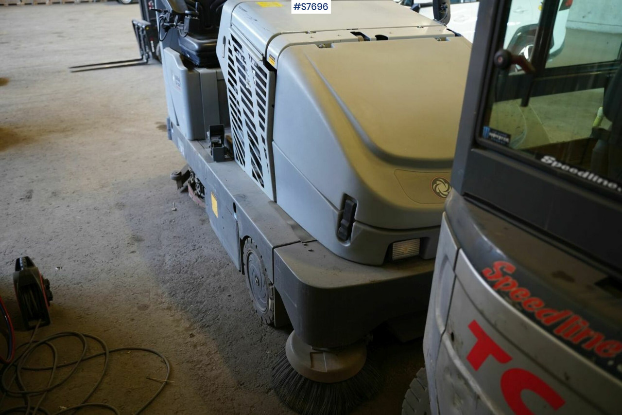 Cleaning machine Nilfisk CR1200 rep.object - Barredora vial: foto 4 Cleaning machine Nilfisk CR1200 rep.object - Barredora vial: foto 4