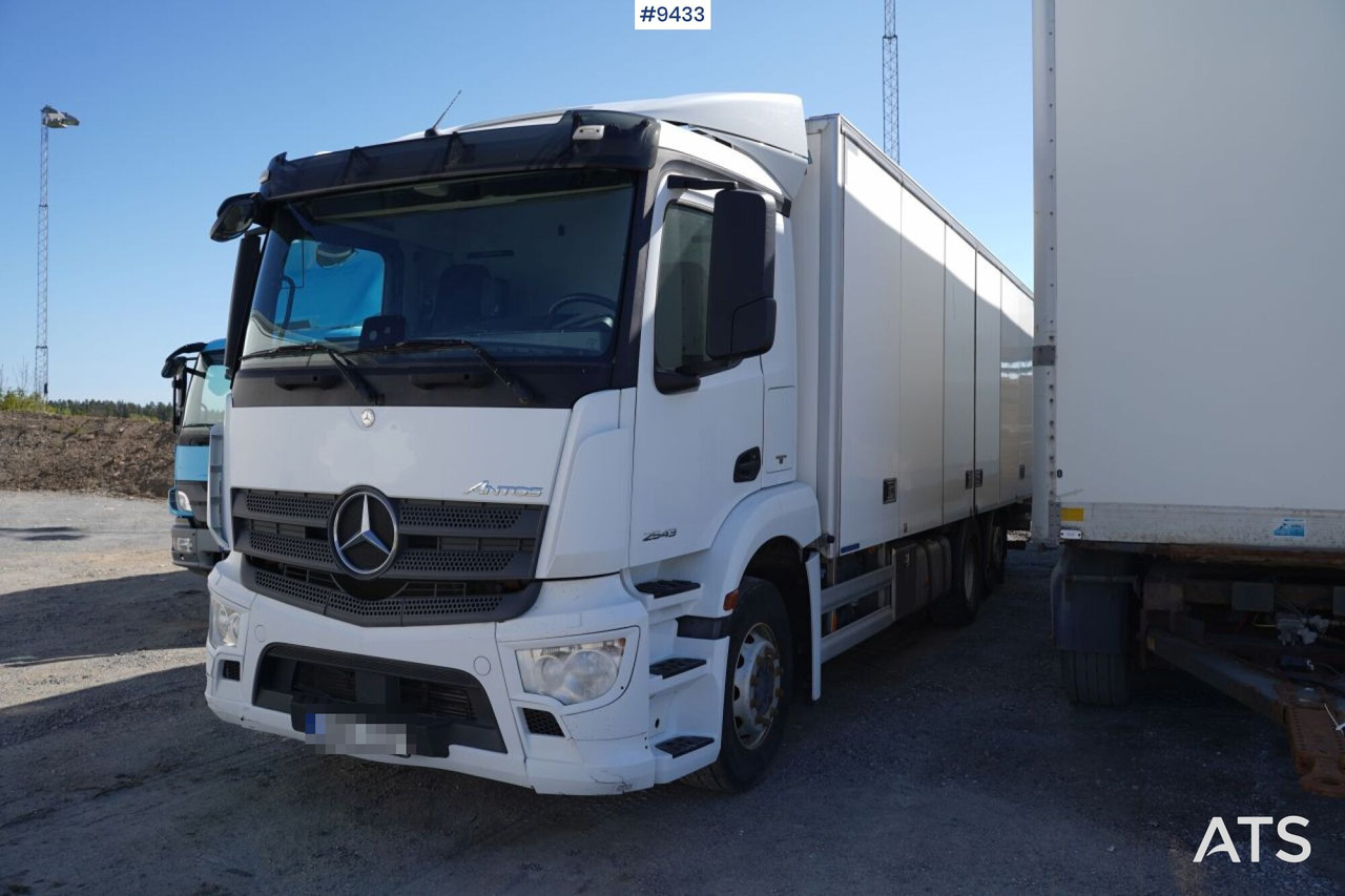 Refrigerated Box truck Mercedes Antos with tail lift (SEE VIDEO) - Camión frigorífico: foto 1 Refrigerated Box truck Mercedes Antos with tail lift (SEE VIDEO) - Camión frigorífico: foto 1