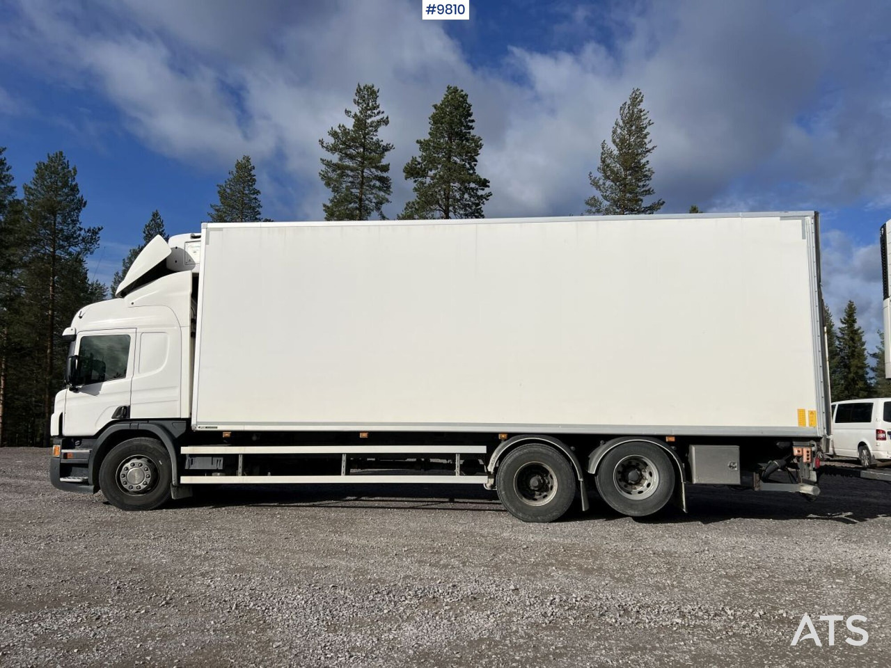 Camión caja cerrada Scania P400 Box truck with tail lift: foto 6