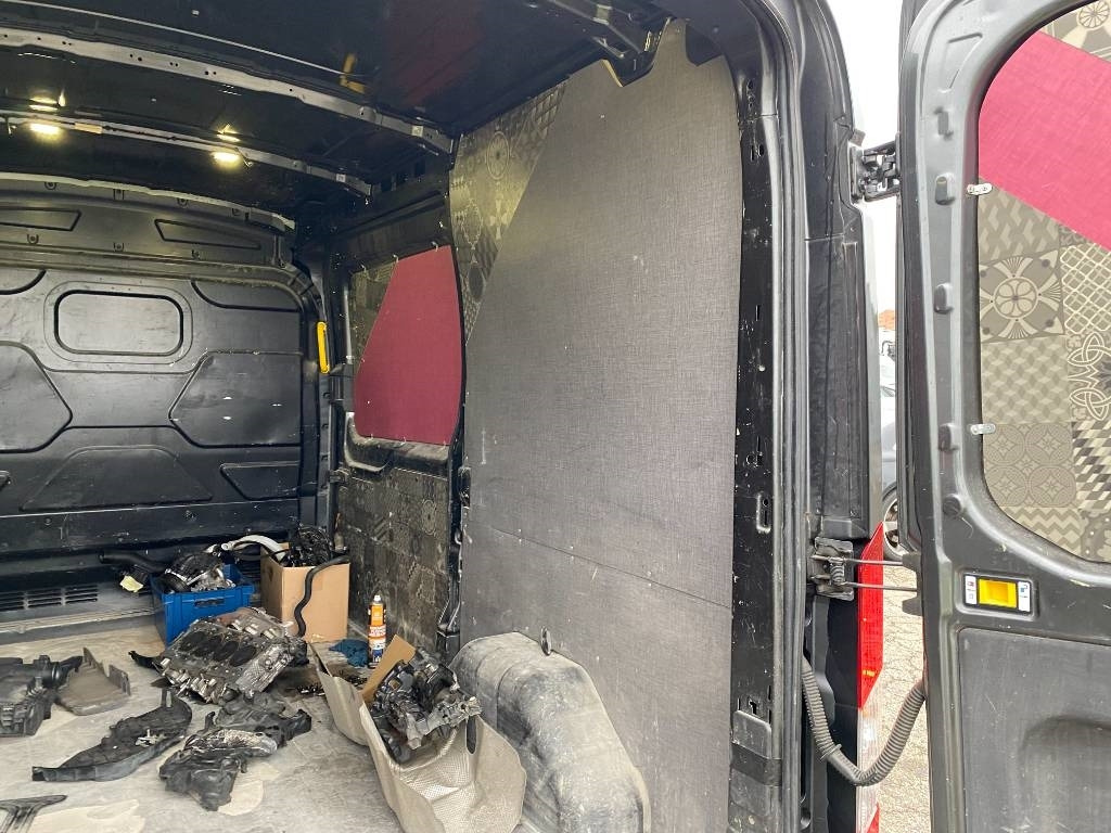 Furgoneta caja cerrada Ford TRANSIT L2H2 2.0 TDCI EcoBlue 130 A Réparer: foto 26