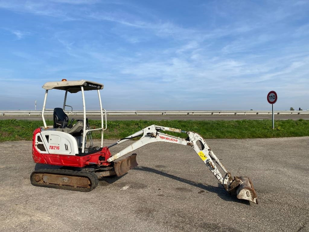 Takeuchi TB 216 /1er Main endommagée - Miniexcavadora: foto 3 Takeuchi TB 216 /1er Main endommagée - Miniexcavadora: foto 3