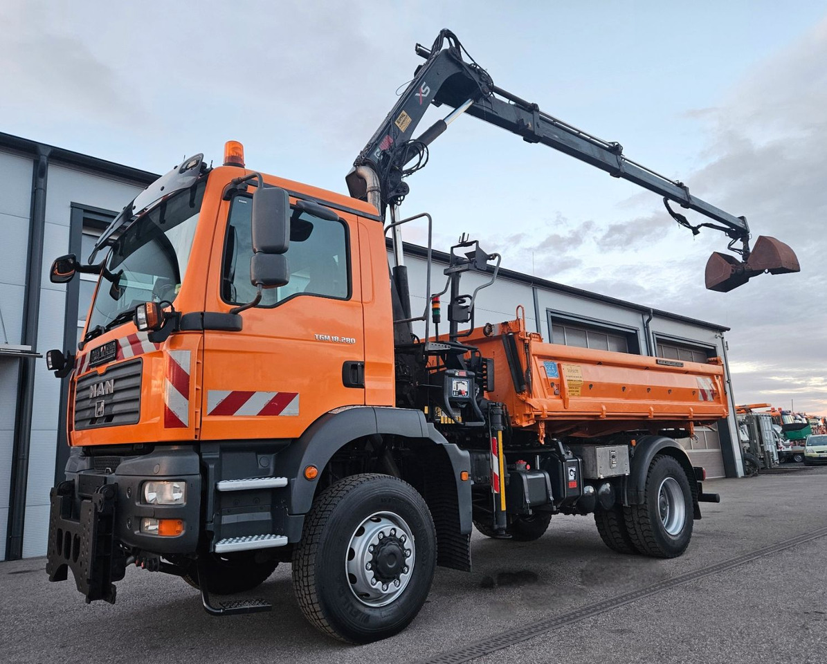 MAN TGM 18.280 4x4 HIAB 111-3 Funk Kran Winterdienst - Camión volquete, Camión grúa: foto 1 MAN TGM 18.280 4x4 HIAB 111-3 Funk Kran Winterdienst - Camión volquete, Camión grúa: foto 1