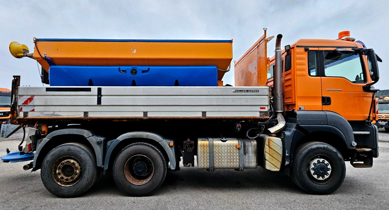 MAN TGS 28.400 6x4-4 BL Winterdienst Schmidt Euro5 - Camión volquete: foto 2 MAN TGS 28.400 6x4-4 BL Winterdienst Schmidt Euro5 - Camión volquete: foto 2