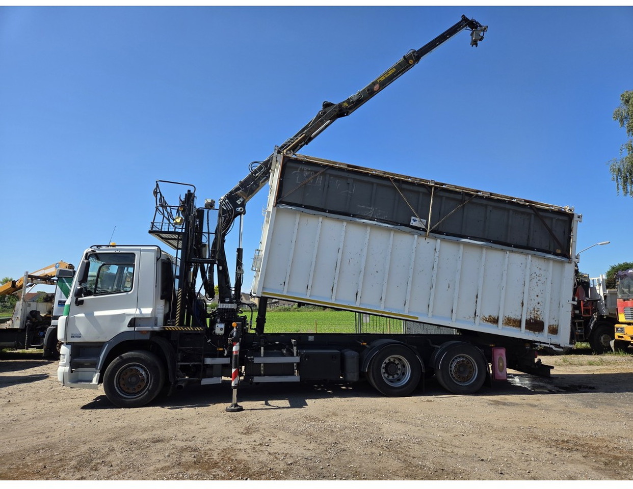 DAF CF85.410 6x2 steering axle lenk Tipper Crane HIAB J1320Z - Camión volquete, Camión grúa: foto 2 DAF CF85.410 6x2 steering axle lenk Tipper Crane HIAB J1320Z - Camión volquete, Camión grúa: foto 2
