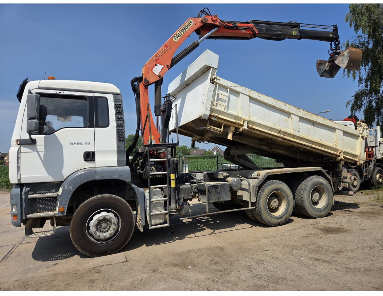 MAN TGA 26.350 6X4 BORDMATIC TIPPER CRANE PALFINGER PK15500 - Camión volquete, Camión grúa: foto 3 MAN TGA 26.350 6X4 BORDMATIC TIPPER CRANE PALFINGER PK15500 - Camión volquete, Camión grúa: foto 3