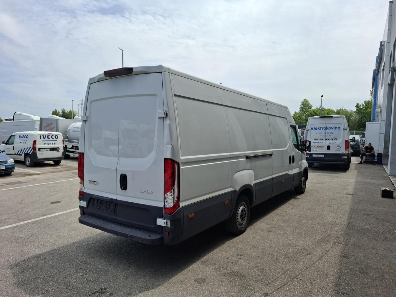 IVECO Daily 35S16V - Furgoneta de pasajeros: foto 4 IVECO Daily 35S16V - Furgoneta de pasajeros: foto 4