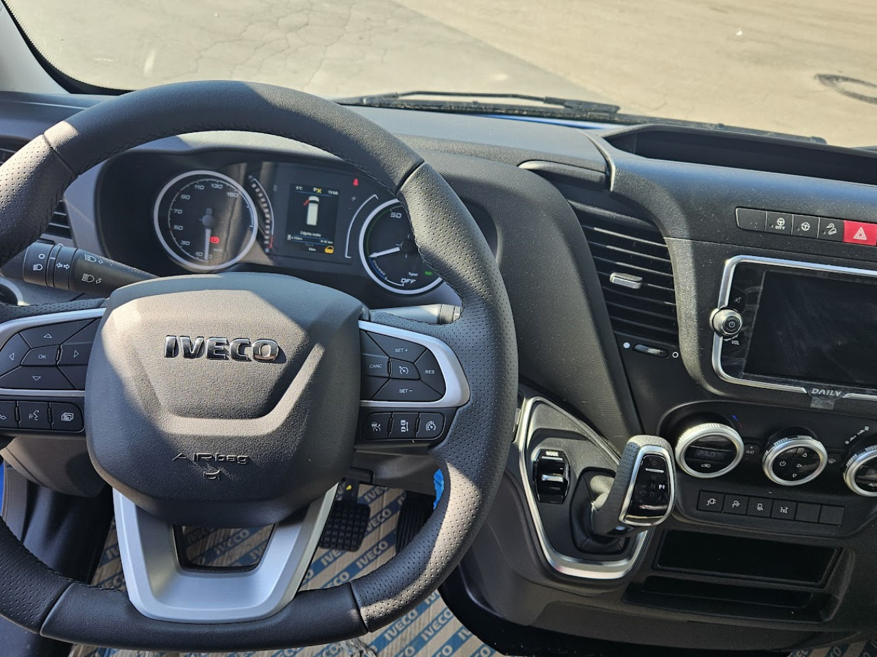IVECO Daily ELEKTRIČNI 35 C 18H - Furgoneta de pasajeros, Furgoneta eléctrica: foto 4 IVECO Daily ELEKTRIČNI 35 C 18H - Furgoneta de pasajeros, Furgoneta eléctrica: foto 4