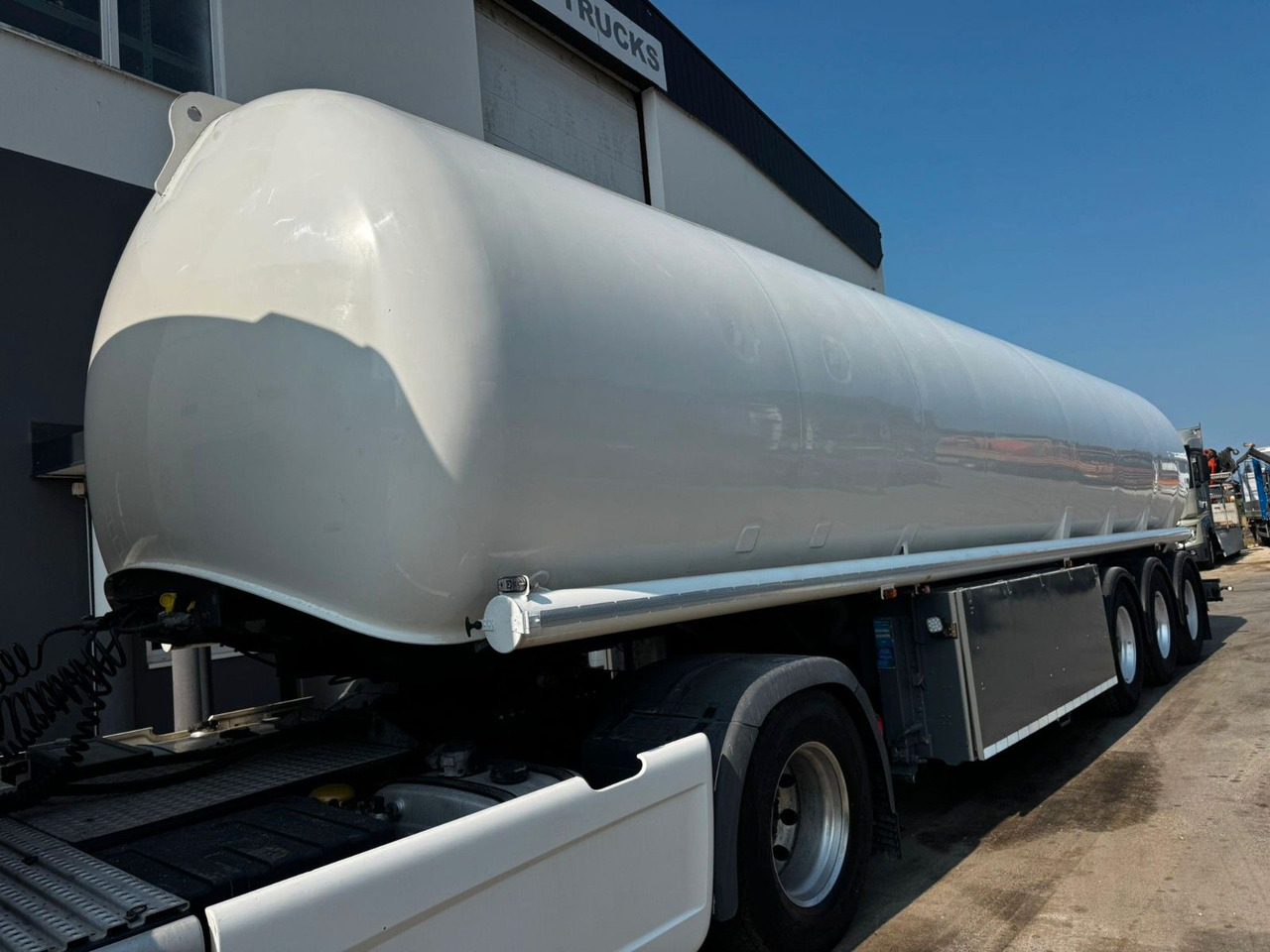 Schrader Treibstoff Diesel/Benzin, 4 Kammern, Sening - Semirremolque cisterna: foto 1 Schrader Treibstoff Diesel/Benzin, 4 Kammern, Sening - Semirremolque cisterna: foto 1