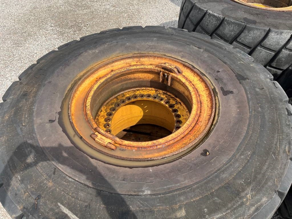 Bridgestone Regummerade 875/65R29 på Volvo L220 fälg - Rueda completa: foto 4 Bridgestone Regummerade 875/65R29 på Volvo L220 fälg - Rueda completa: foto 4