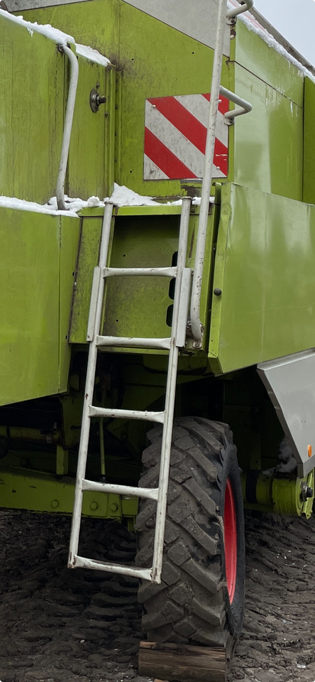 Claas Dominator - wejście tylne - poręcz prawa 0006489040 - Peldaño para Maquinaria agrícola: foto 1 Claas Dominator - wejście tylne - poręcz prawa 0006489040 - Peldaño para Maquinaria agrícola: foto 1