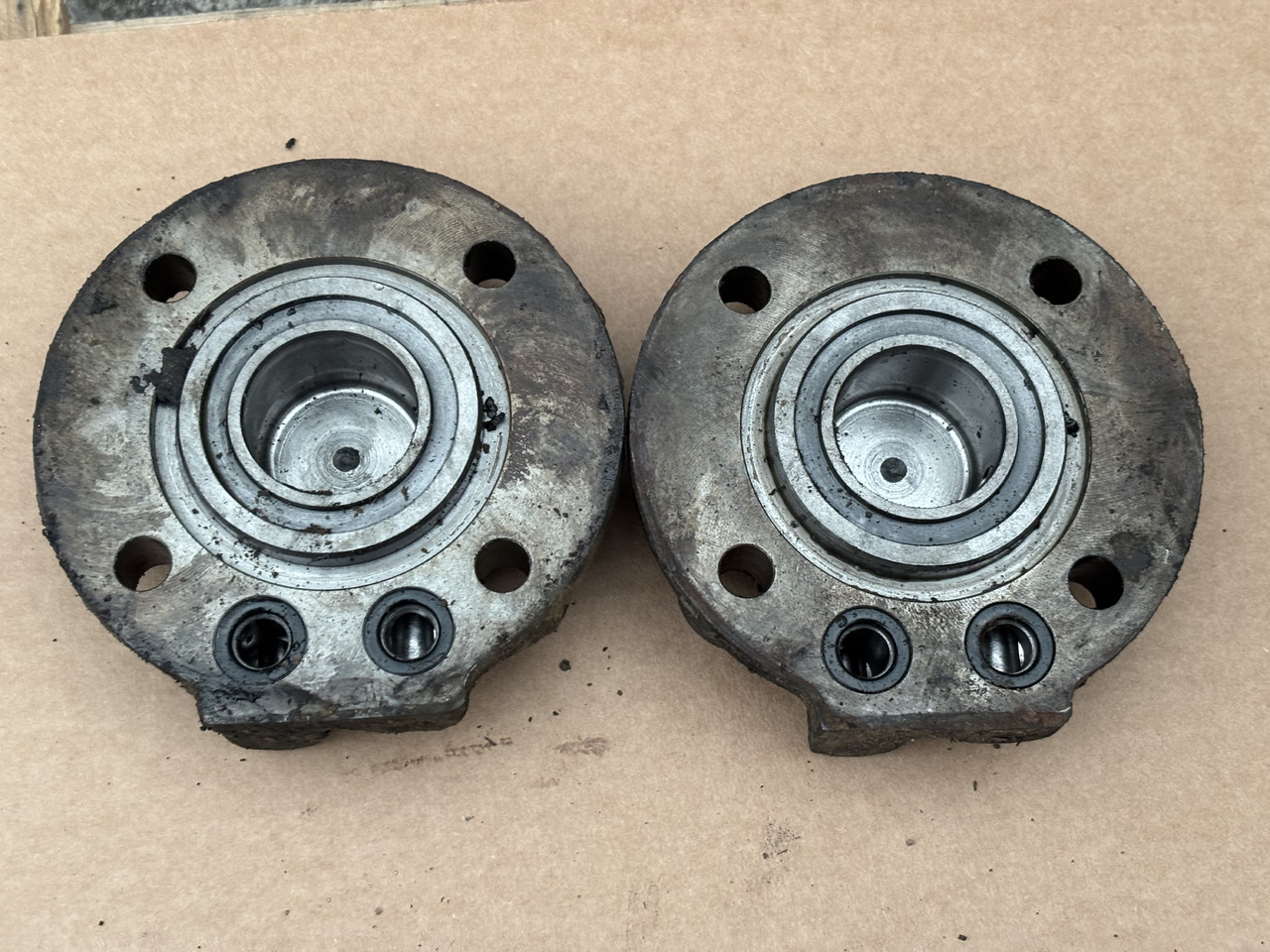 Deutz Fahr Agrotron 230 260 Skrzynia Biegów Piasta Obudowa Mocowanie CZĘŚCI - Caja de cambios para Maquinaria agrícola: foto 1 Deutz Fahr Agrotron 230 260 Skrzynia Biegów Piasta Obudowa Mocowanie CZĘŚCI - Caja de cambios para Maquinaria agrícola: foto 1