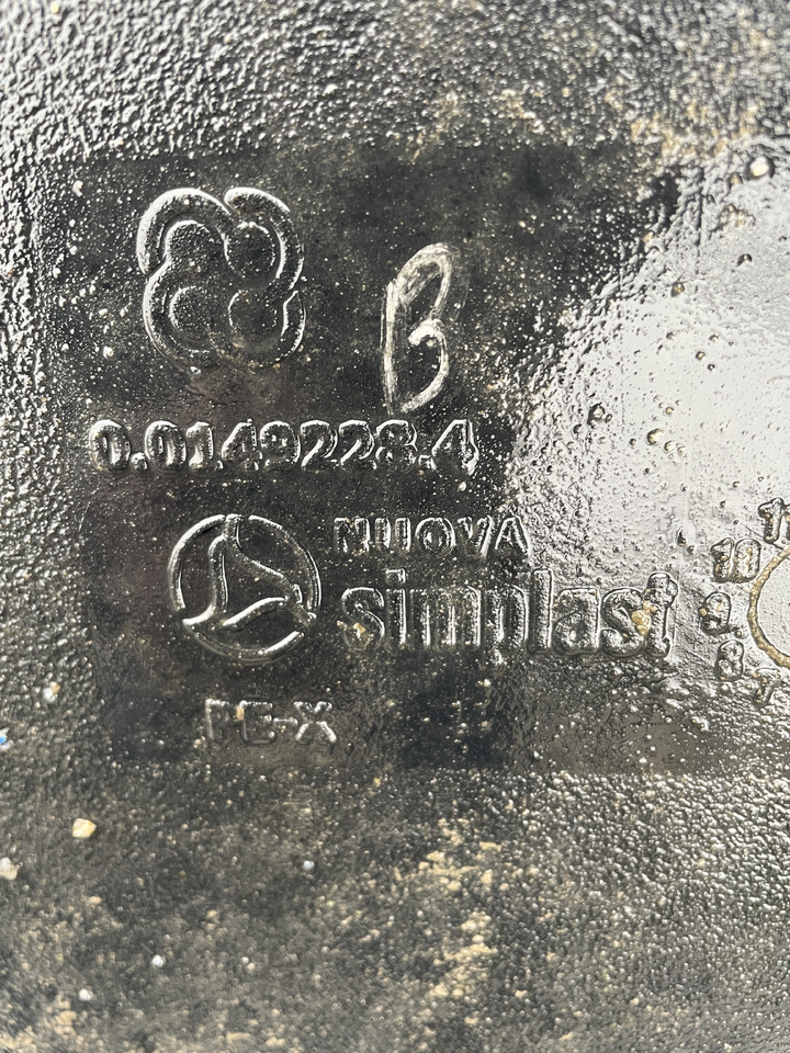 Deutz Fahr Agrotron - zbiornik paliwa 001492284 - Depósito de combustible: foto 4 Deutz Fahr Agrotron - zbiornik paliwa 001492284 - Depósito de combustible: foto 4