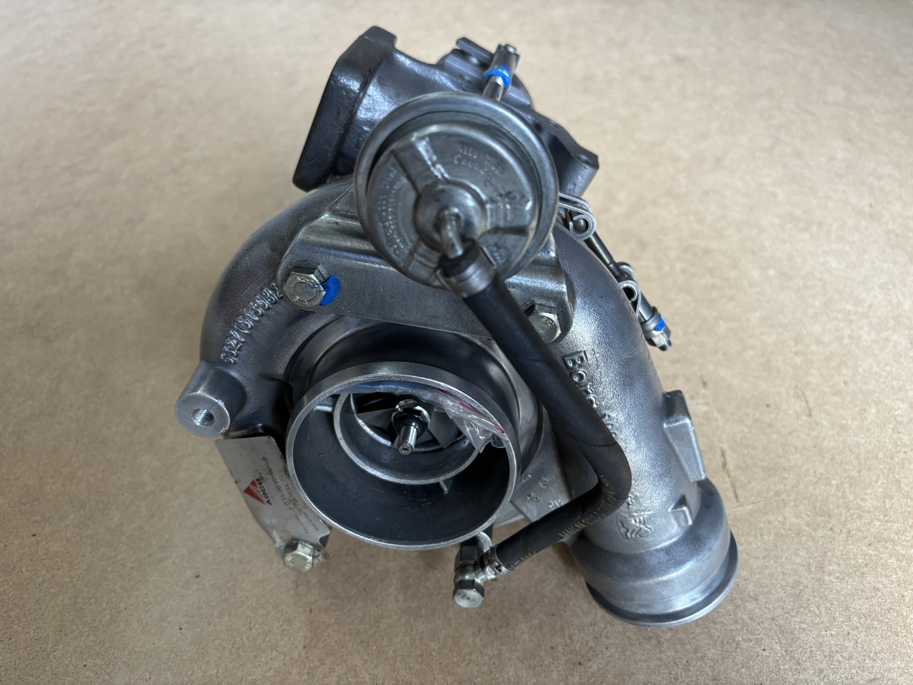 Deutz-Fahr X710 X720 - turbosprężarka 04903626 - Turbocompresor: foto 3 Deutz-Fahr X710 X720 - turbosprężarka 04903626 - Turbocompresor: foto 3