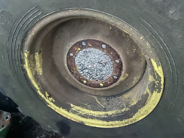 Felga 15x24 john deere 3200 , 3215 , 3220, 3400 , 3415 , 3420 - Llanta para Maquinaria agrícola: foto 4 Felga 15x24 john deere 3200 , 3215 , 3220, 3400 , 3415 , 3420 - Llanta para Maquinaria agrícola: foto 4