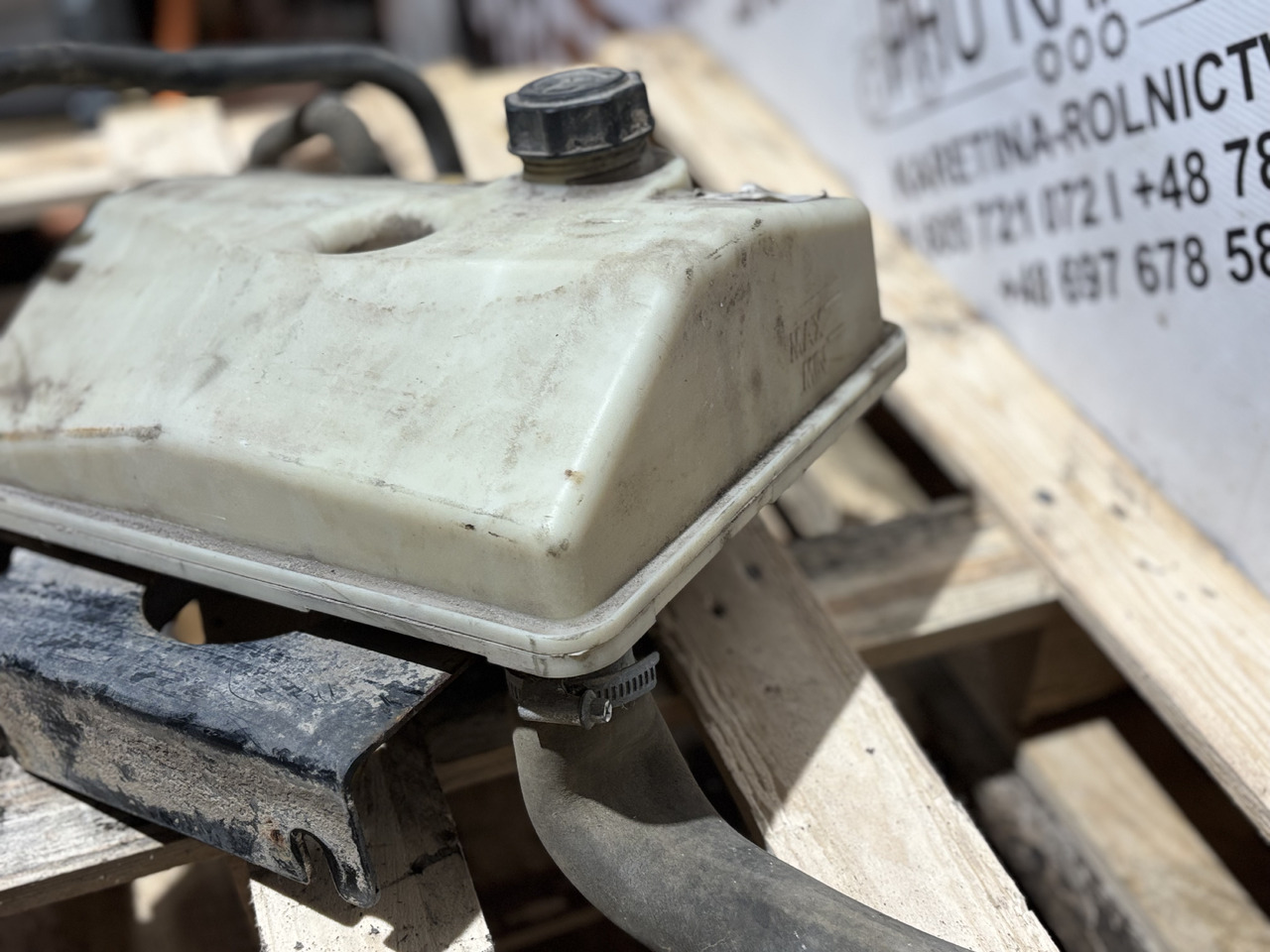 JCB 332/E9125 Zbiornik wyrównawczy płynu chłodniczego - Depósito de expansión para Maquinaria de construcción: foto 4 JCB 332/E9125 Zbiornik wyrównawczy płynu chłodniczego - Depósito de expansión para Maquinaria de construcción: foto 4