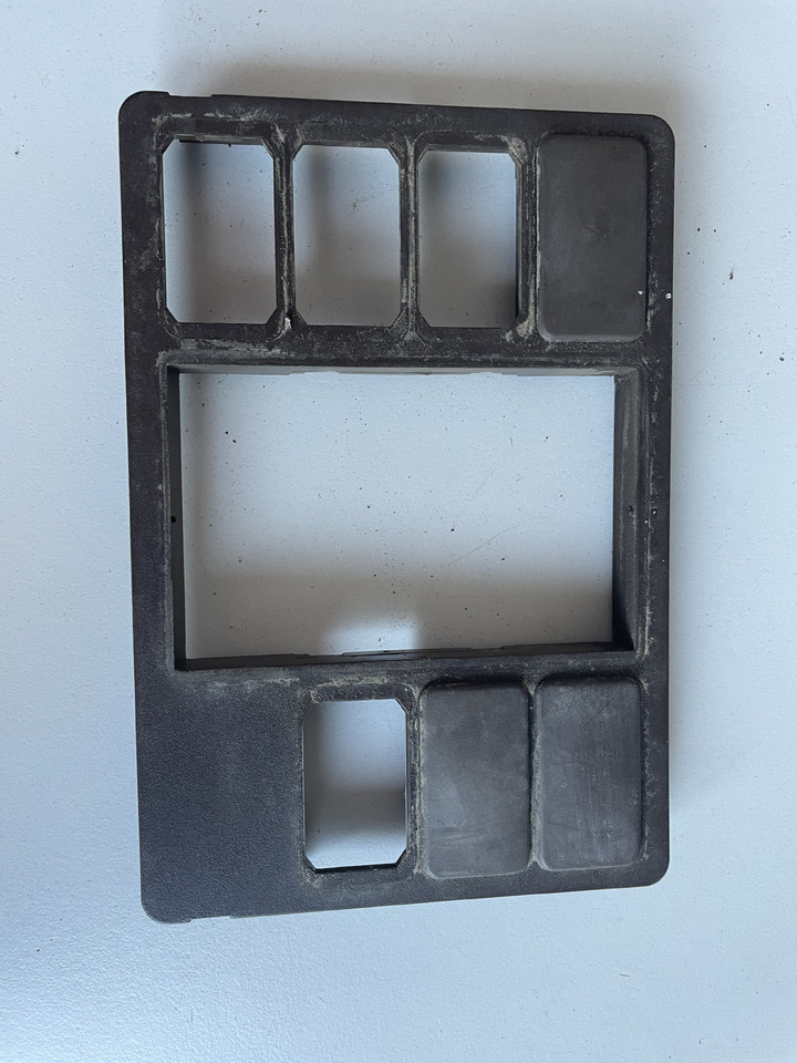 John Deere - płytka osłona wyświetlacza L113568 - Cabina e interior para Maquinaria agrícola: foto 1 John Deere - płytka osłona wyświetlacza L113568 - Cabina e interior para Maquinaria agrícola: foto 1