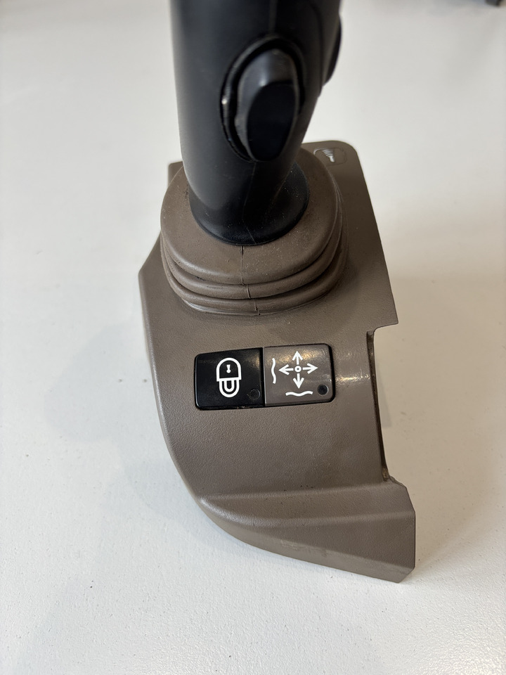 John Deere seria 6000 7000 8000 R - joystick 5-funkcyjny CommandARM RE573554 - Palanca de cambio para Maquinaria agrícola: foto 3 John Deere seria 6000 7000 8000 R - joystick 5-funkcyjny CommandARM RE573554 - Palanca de cambio para Maquinaria agrícola: foto 3