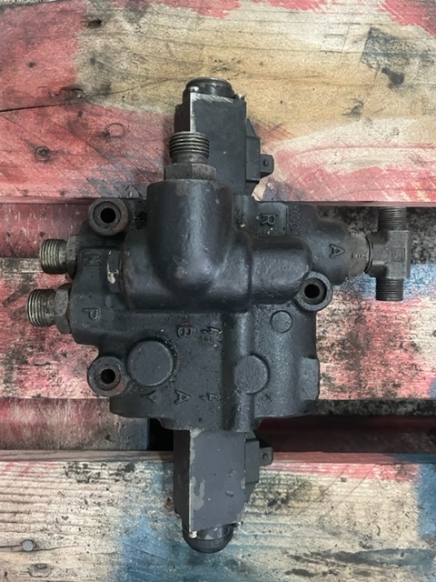Rozdzielacz podnośnika bosch zetor 10413902 , 1525100139 - Válvula hidráulica para Maquinaria agrícola: foto 2 Rozdzielacz podnośnika bosch zetor 10413902 , 1525100139 - Válvula hidráulica para Maquinaria agrícola: foto 2