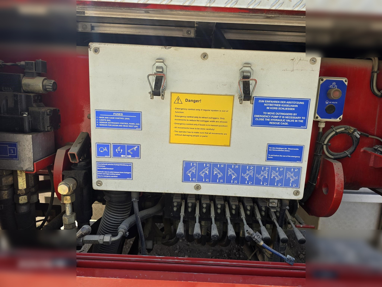 2011 MERCEDES-BENZ ACTROS 4140 - Camión con plataforma elevadora: foto 4 2011 MERCEDES-BENZ ACTROS 4140 - Camión con plataforma elevadora: foto 4