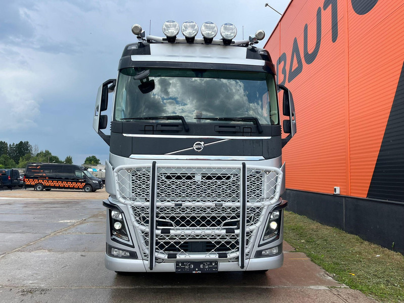 Volvo FH 750 6x4 CHASSIS L=6970 / RETARDER / PTO / TANDEM AXLE LIFT - Camión chasis: foto 2 Volvo FH 750 6x4 CHASSIS L=6970 / RETARDER / PTO / TANDEM AXLE LIFT - Camión chasis: foto 2