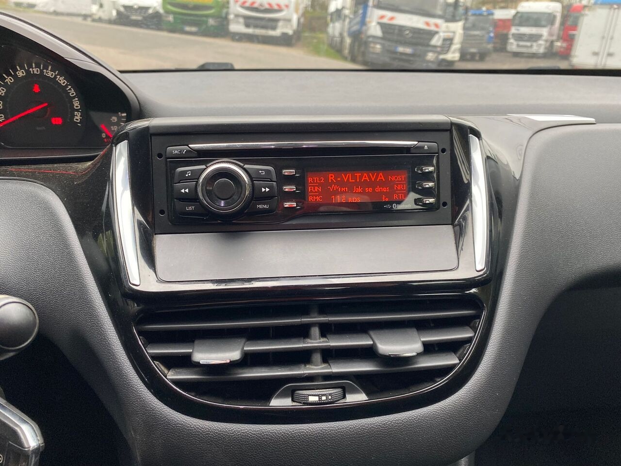 Hatchback Peugeot 208: foto 12