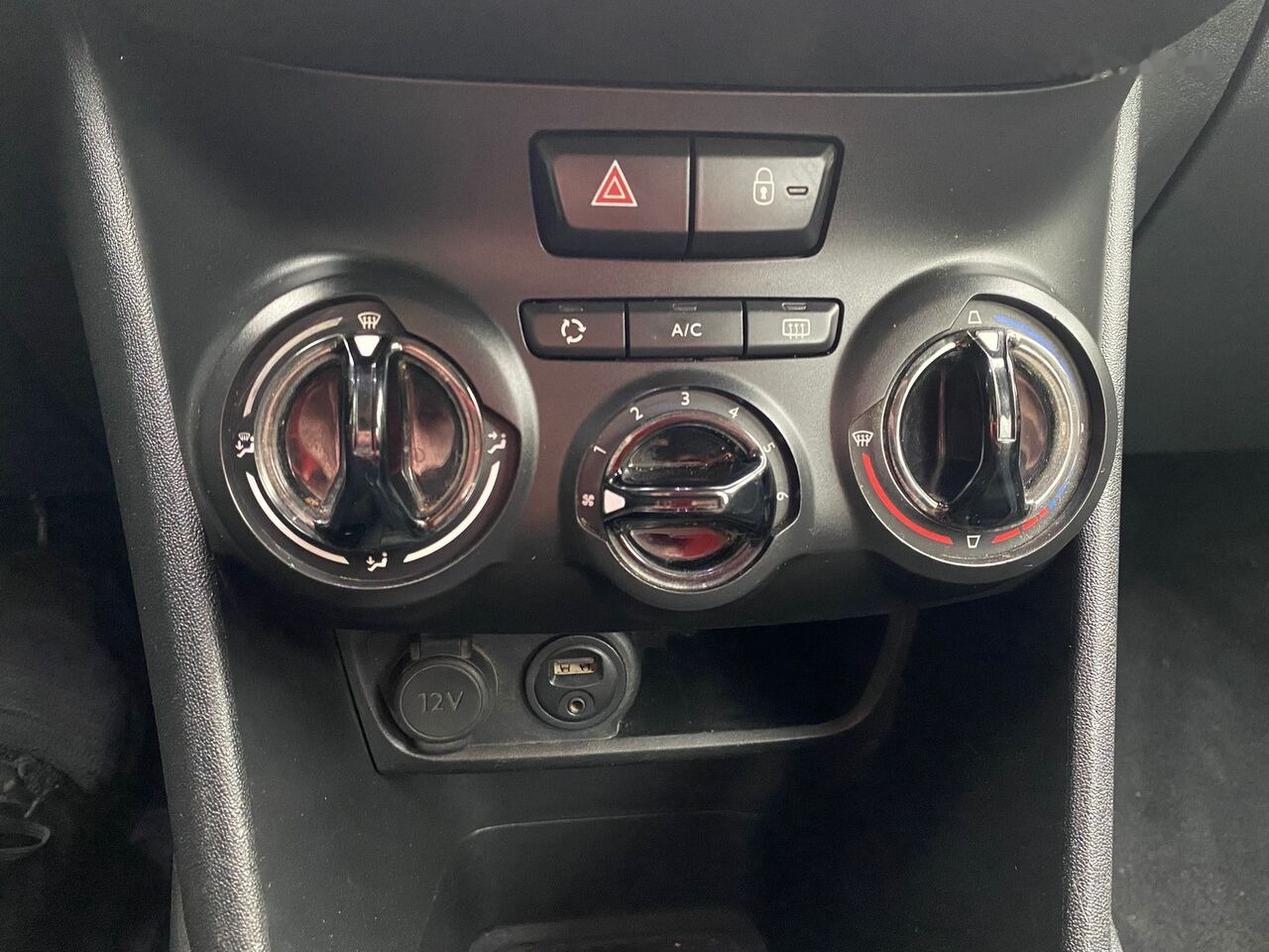 Hatchback Peugeot 208: foto 13