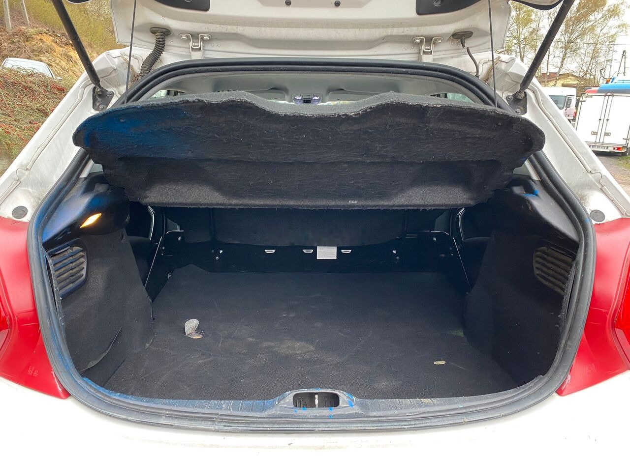 Hatchback Peugeot 208: foto 19