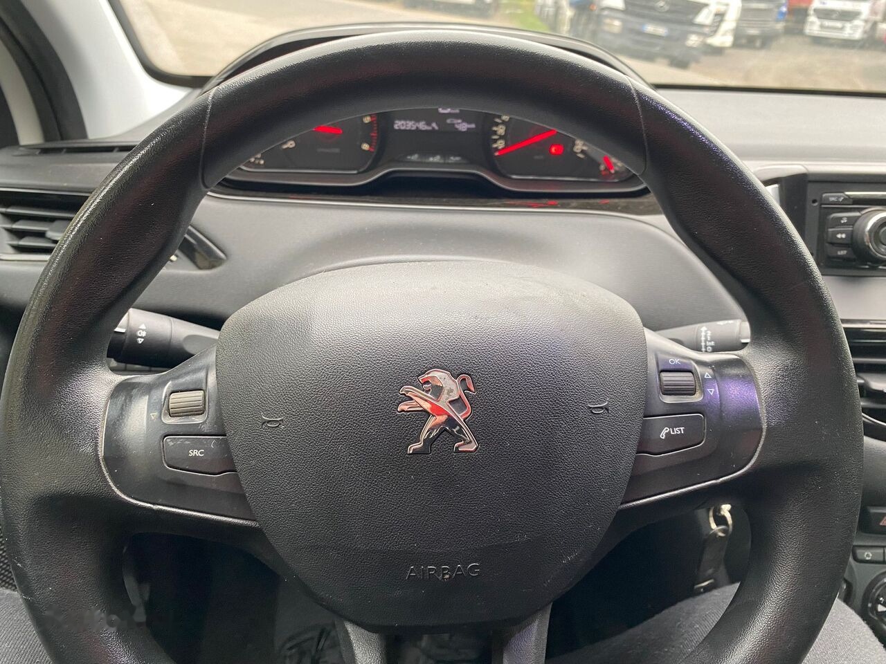 Hatchback Peugeot 208: foto 10