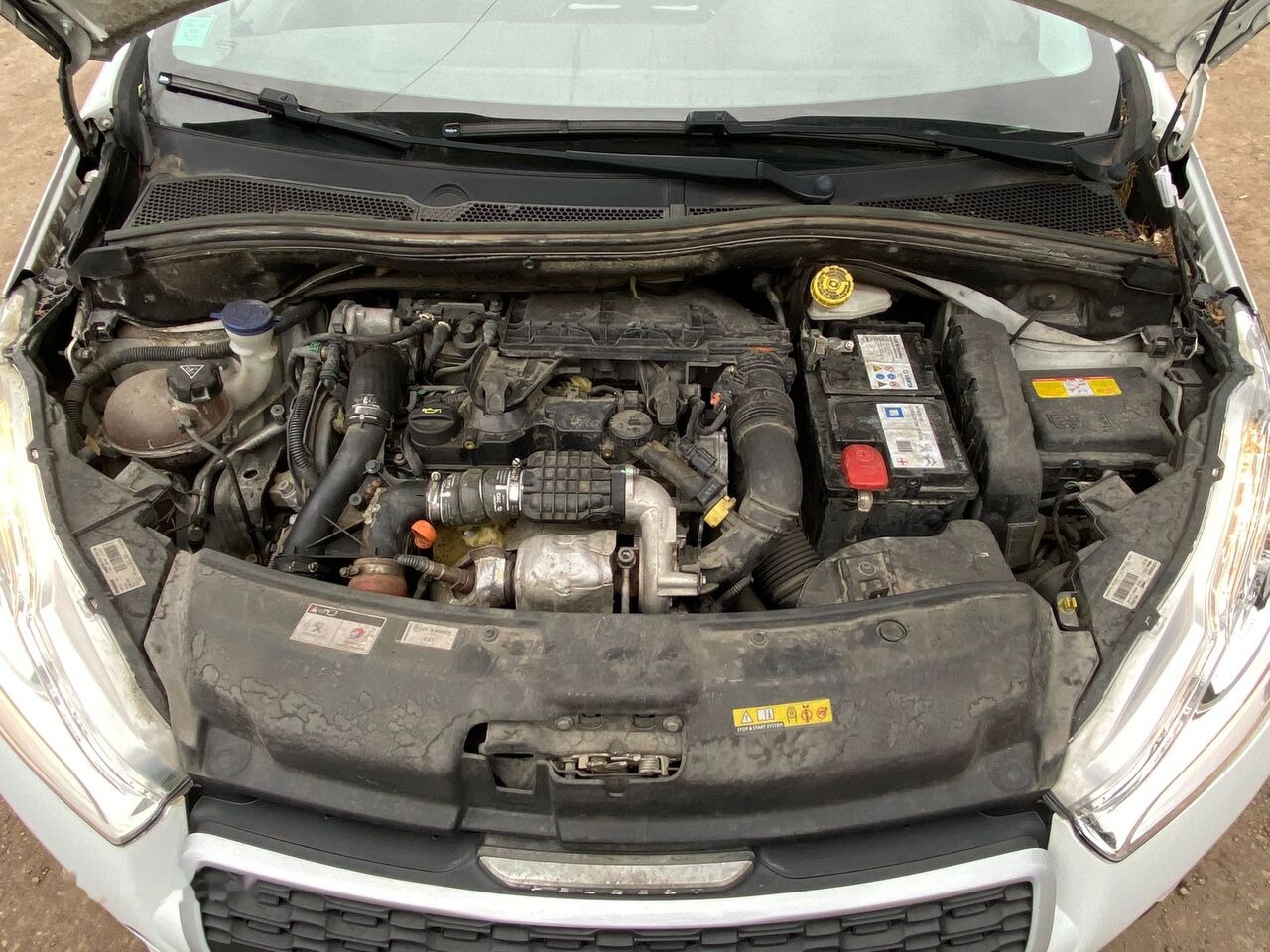 Hatchback Peugeot 208: foto 9